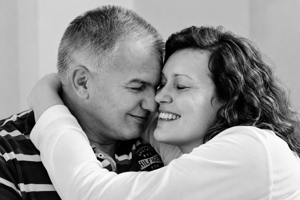 Abrazo tierno en blanco y negro